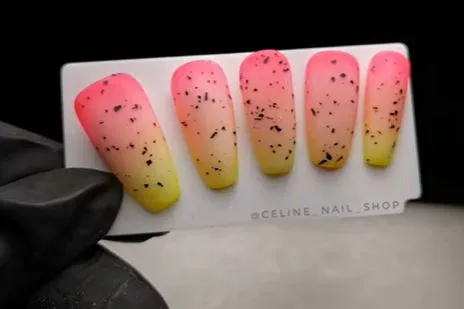 Tuto Nail Art : effet milky & copeaux noirs – Élégance minimaliste