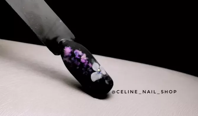 Tuto Nail Art : sublimer ses ongles avec des flakes – application facile